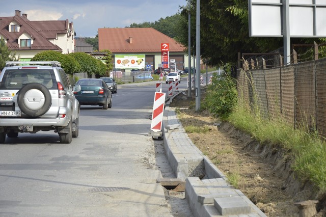 Po modernizacji, wzdłuż Węgierskiej na wysokości szpitala, pojawi się chodnik.