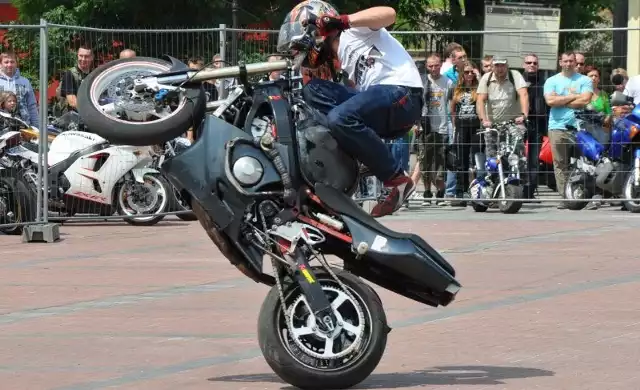 Najlepsi motocykliści to prawdziwi wirtuozi. Na zdjęciu Mateusz Kędziora, stunter z Wręczycy Wielkiej.