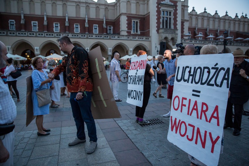 "Bój się Boga nie uchodźców". Happening KOD w Krakowie [ZDJĘCIA, WIDEO]