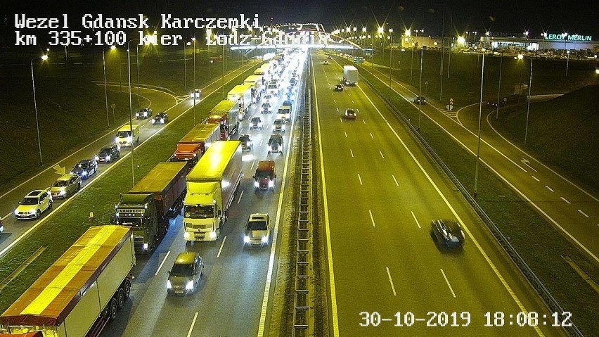 Stłuczka przy węźle Szadółki spowolniła ruch w kierunku autostrady.  Lewy pas w kierunku autostrady A1 był zablokowany dla ruchu[zdjęcia]