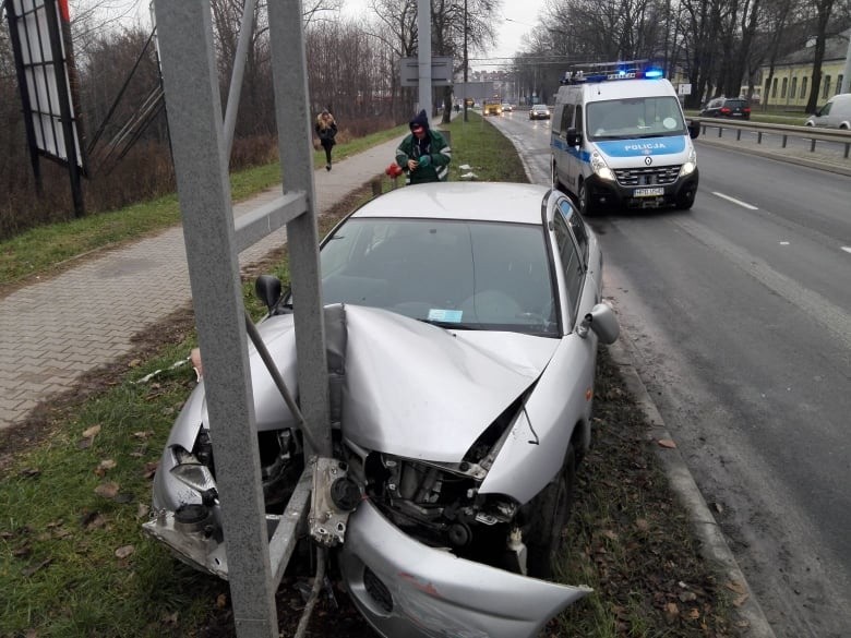 Wypadek na al. Kraśnickiej w Lublinie. Mężczyzna zasłabł i uderzył autem w słup