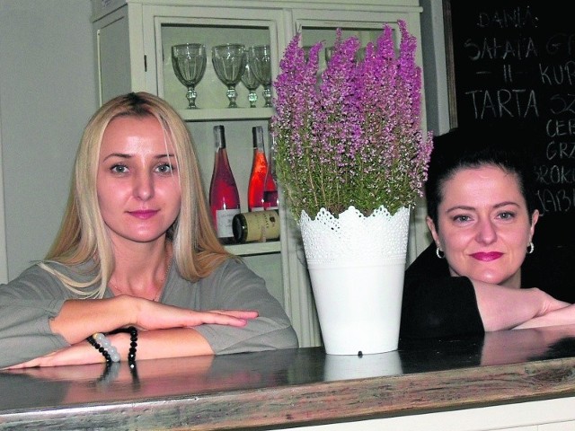 Od prawej: Beata Garanty, prezes  Spółdzielni Socjalnej Sztukas w Tarnobrzegu i wiceprezes  Paulina Sudoł czekają na gości.