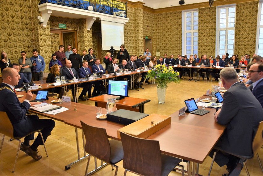 20 listopada odbyła się pierwsza sesja rady miasta wybranej...