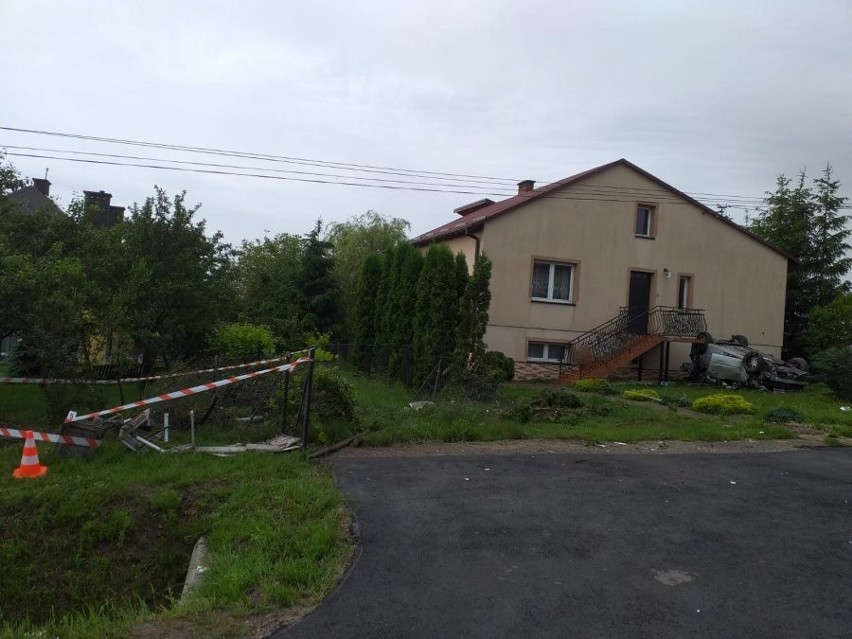 24-latka dachowała renault i uderzyła w dom w Raniżowie koło Kolbuszowej [ZDJĘCIA]