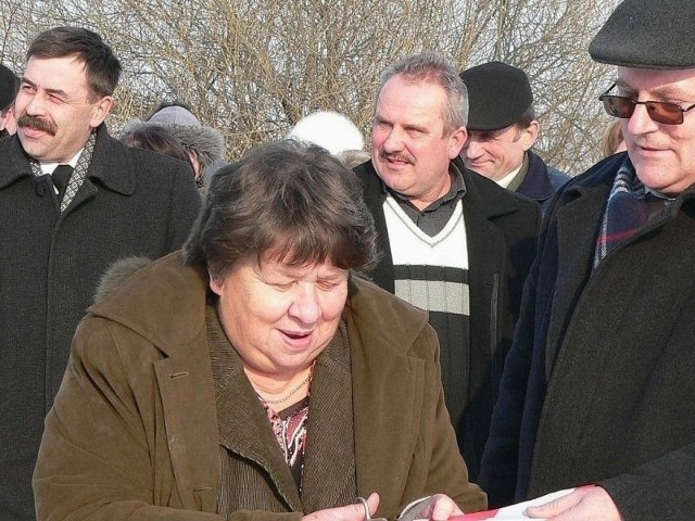 Wstęgę na otwarciu stacji wodociągowej w Nowym Korczynie przecięli także przewodnicząca Rady Gminy Małgorzata Matusik i wójt Wiktor Kwas.
