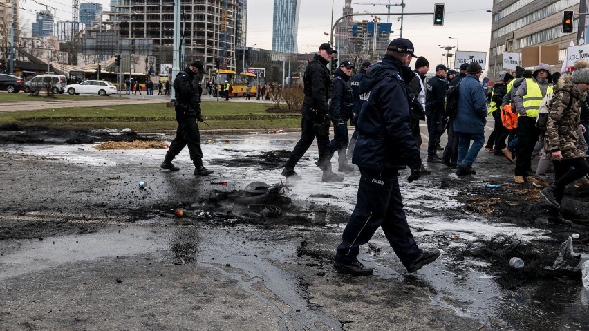 Płonące opony i martwe świnie na torach tramwajowych - tak wyglądał dzisiejszy protest rolników w Warszawie