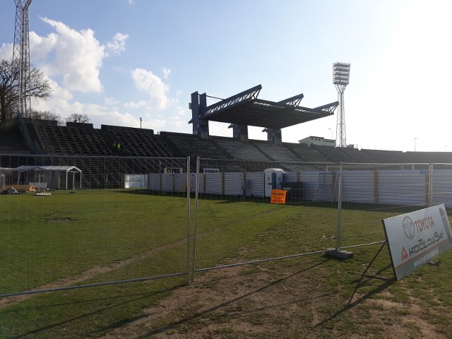 Trwa etap rozbi&oacute;rkowy na stadionie Pogoni Szczecin. Na wyłączonej z użytku wysokiej trybunie zlikwidowano już krzesełka, a także płoty i ogrodzenia. A w najbliższych dniach ekipy budowlane mają się zabrać za rozbi&oacute;rkę dachu, kt&oacute;ry był nad sektorami 4 i 5. Na obiekcie cały czas są ochroniarze, a z boisk korzystają najważniejsze w klubie drużyny. Pierwszy zesp&oacute;ł trenuje na boisku bocznym, rezerwy oraz ekipy juniorskie &quot;na g&oacute;rze&quot;.Stadion Pogoni w przebudowie - stan na wtorek, 9 kwietniaZOBACZ WIĘCEJ:■ Co stanie się z krzesełkami ze starego stadionu? Kibice już chcieliby kupić [ZDJĘCIA]■ Ogromne maszyny wjechały na stadion miejski przy ul. Twardowskiego■ Nowy stadion w Szczecinie. Ruszyła budowa! Już oficjalnie■ 364,4 mln zł na budowę stadionu? Ot&oacute;ż nie! Zobaczcie szczeg&oacute;łową wycenę [WIZUALIZACJE]&lt;script class=&quot;XlinkEmbedScript&quot; data-width=&quot;854&quot; data-height=&quot;480&quot; data-url=&quot;//get.x-link.pl/3c6366b1-8d9b-b90a-eb94-67d88e51506c,6759bba2-dcb8-b93c-f1a9-dc45cf6d0293,embed.html&quot; type=&quot;application/javascript&quot; src=&quot;//prodxnews1blob.blob.core.windows.net/cdn/js/xlink-i.js?v1&quot;&gt;&lt;/script&gt;