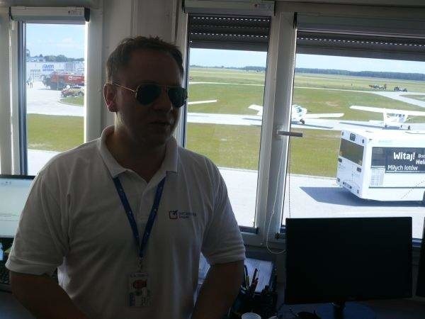 Tomasz Siwak w biurze kontroli lotów Portu Lotniczego Radom.