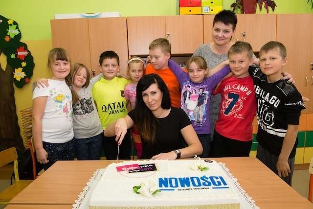 Monika Zielińska kroi tort od „Nowości”