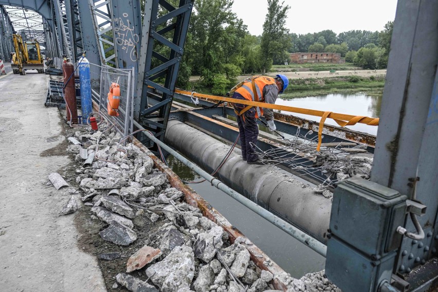 Remont mostu w Toruniu. Nowe zabezpieczenia po spadku rusztowania! [zdjęcia]