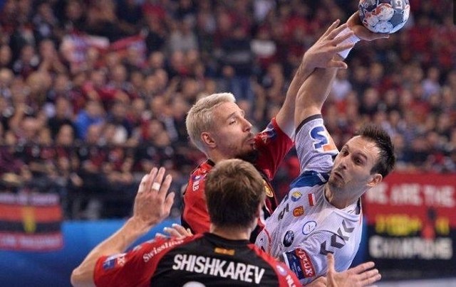 Piłkarze ręczni PGE VIVE Kielce zremisowali w sobotę wyjazdowy mecz Ligi Mistrzów z Vardarem Skopje 28:28. To nie był dobry występ mistrzów Polski, choć plusem było to, że mocno walczyli przez 60 minut. Ale ze słabszym rywalem, grającym w dodatku w mocno osłabionym składzie, nie udało się zbliżyć do jakości gry z rozegranego tydzień wcześniej spotkania z Telekomem Veszprem. Rozczarowali liderzy - obrony, Andreas Wolff i ataku - Igor Karacić. Zawodników PGE VIVE oceniliśmy za ten mecz w skali 1-10, oceny, wraz z krótkimi uzasadnieniami, pod kolejnymi zdjęciami. ZOBACZ PIĘKNE KIBICKI PIŁKI RĘCZNEJ [/td][td sz=300]SŁAWEK SZMAL SKOŃCZYŁ 40 LAT. Zobaczcie „KASĘ”, JAKIEGO NIE ZNACIE [UNIKALNE ZDJĘCIA][/td][/tr][td]20 LAT TEMU W KIELCACH ODBYŁ SIĘ PIERWSZY MECZ GWIAZD ISKRA SHOW.[/td][td sz=300] PRAWIE JAK MESSI. MICHAŁ JURECKI WYSTĄPIŁ W TURBOKOZAKU[/td][/tr][/tabela] [reklama]POLUB NAS NA FACEBOOKU. NAJWIĘCEJ INFORMACJI O ŚWIĘTOKRZYSKIEJ PIŁCE RĘCZNEJ NA:Handball Echo Dnia POLUB NAS NA FACEBOOKU. NAJWIĘCEJ INFORMACJI O ŚWIĘTOKRZYSKIM SPORCIE NA:Sport Echo Dnia[tabela][tr][td]Autor jest również na TwitterzeFollow@Pawel_Kotwica[/td][/tr][/tabela][tabela][tr][td]Obserwuj Handball Echo na TwitterzeFollow@Handball_Echo[/td][/tr][/tabela][tabela][tr][td]Obserwuj Sport Echo Dnia na TwitterzeFollow@Sport_Echo_Dnia[/td][/tr][/tabela]