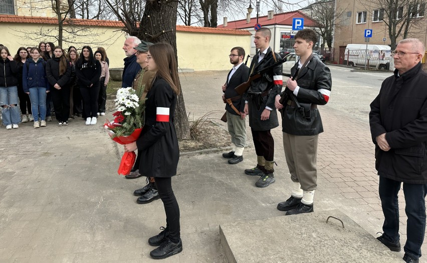 Tarnobrzeg. Młodzież z tarnobrzeskiego "Rolnika" oddała hołd Żołnierzom Wyklętym przy dawnym ubeckim więzieniu. Zobacz zdjęcia