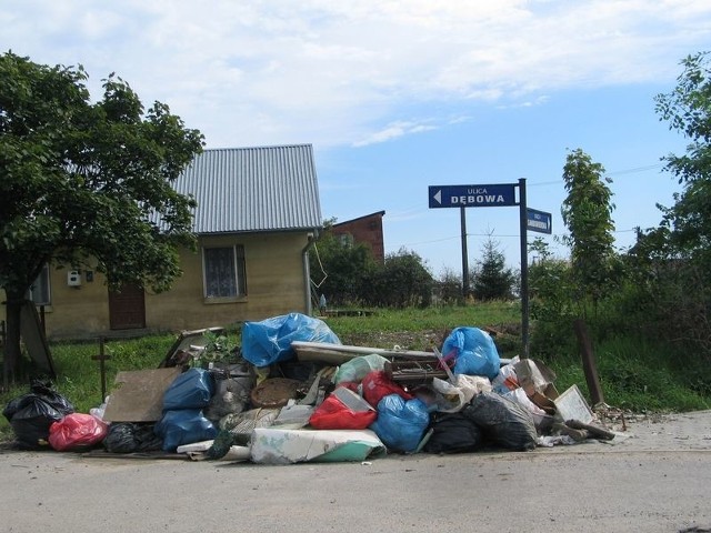 W sołectwach dotkniętych powodzią na terenie gminy Gorzyce góry śmieci zalegają na skrzyżowaniach ulic