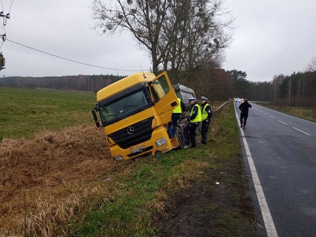 Do niebezpiecznego zdarzenia doszło w poniedziałek, 2 grudnia, na drodze koło Smolar po Gorzowem.Kierujący ciężarówką wyjechał z Głazowa i ruszył w kierunku Gorzowa. Po przejechaniu około 12 km podczas jazdy zasłabł. Ciężarówka wypadła z drogi na pobocze rozrywając barierki. Na szczęście ciężarówka nie staranowała żadnego pojazdu.Na miejsce przyjechały służby ratunkowe i gorzowska drogówka. Kierowca ciężarówki został przewieziony do szpitala. Zobacz też: Brutalna bójka w Gorzowie