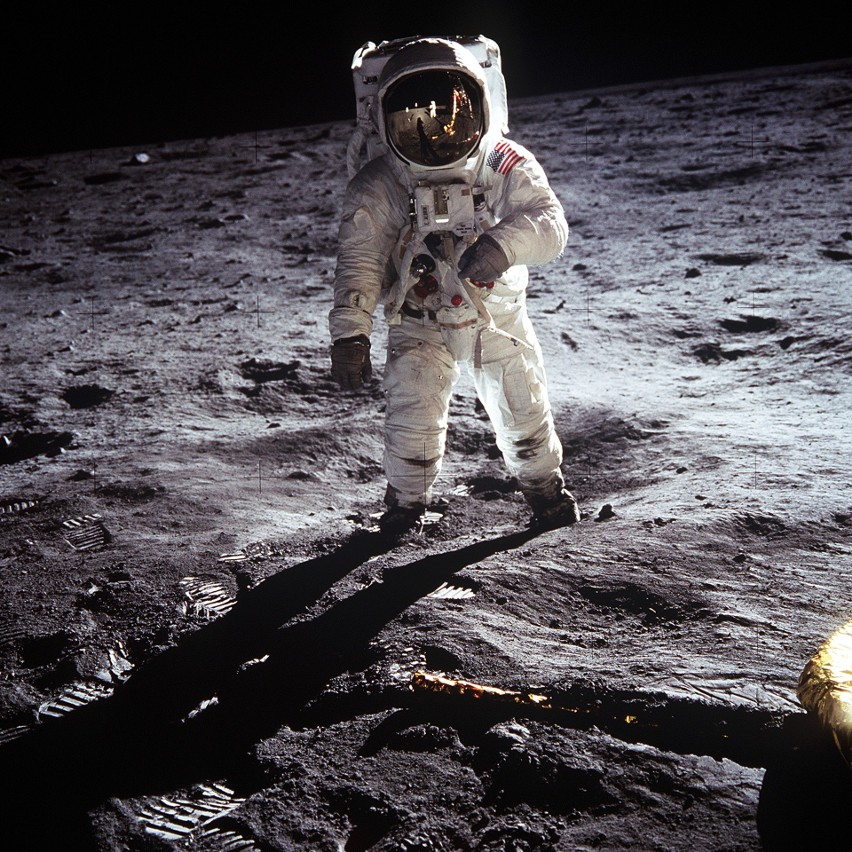 Buzz Aldrin jest brał udział w misji Apollo 11. Był drugim...