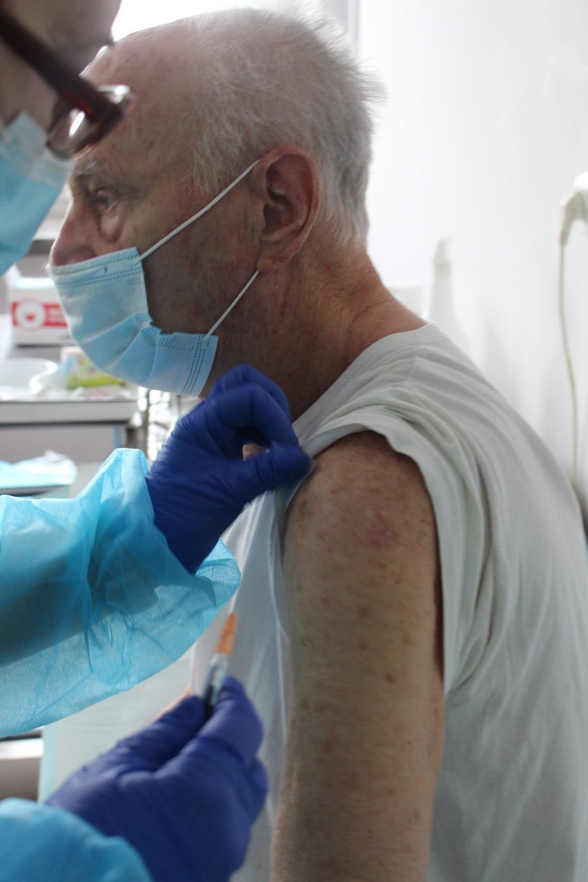 W Gorzycach rozpoczęły się szczepienia seniorów przeciw COVID-19. W tym tygodniu pierwszą dawkę otrzyma 30 osób (ZDJĘCIA)