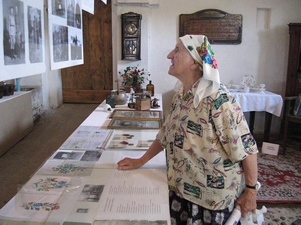 Zofia Tyczyńska, jedna z najstarszych mieszkanek Bieniowa również przyszła obejrzeć ekspozycję.