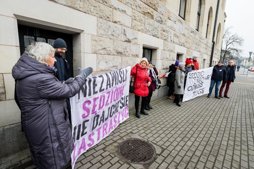 W Bydgoszczy cyklicznie organizowane są protesty przeciwko...