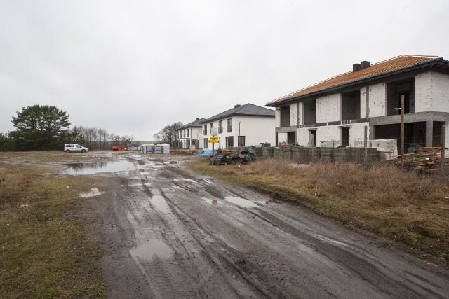 Nowa ulica - Pruszczańsjka - znajdują się one na skarpie po zachodniej stronie ulicy Smukalskiej, przed wjazdem do wąwozu na osiedle Piaski.