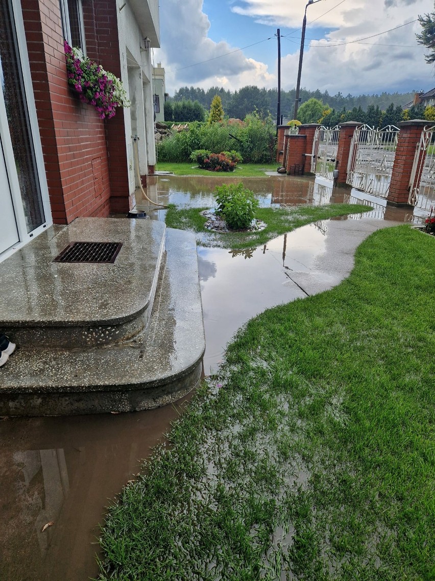 Tak zalano teren przy jednym z budynków na Piaskach po...