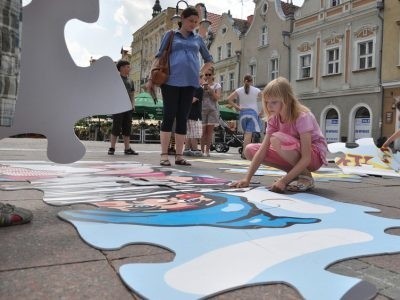 Na opolskim Rynku uczniowie szkoły podstawowej nr 1 układali olbrzymie EKO-puzzle.