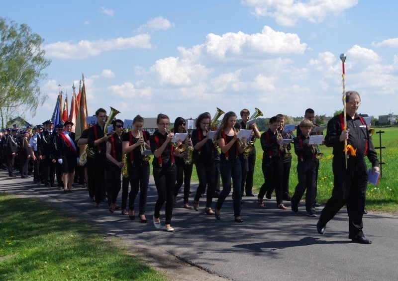 Uroczystość przekazania sztandaru dla OSP Rzędowice (gm....