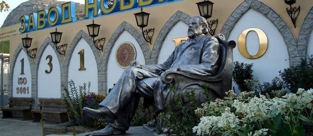 Przed wejściem do Domu Win w Nowym Świecie znajduje się jego pomnik jego twórcy, Lwa Golicyna