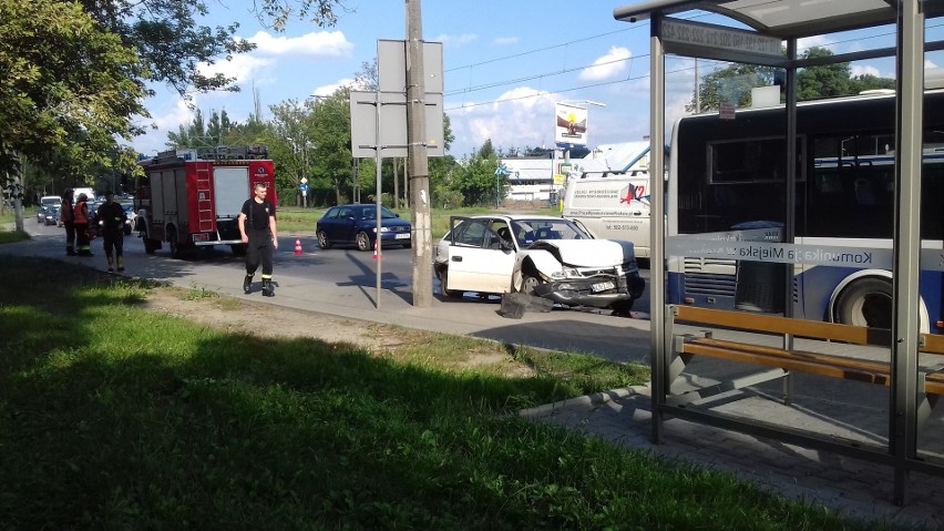 Kraków. Autobus miejski wjechał w samochód osobowy