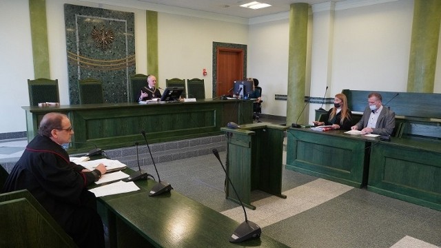 Rozprawa przed sądem pierwszej instancji (marzec 2022r): z lewej prokurator Marek Żendzian, z prawej burmistrz Michałowa Marek Nazarko w towarzystwie obrońcy