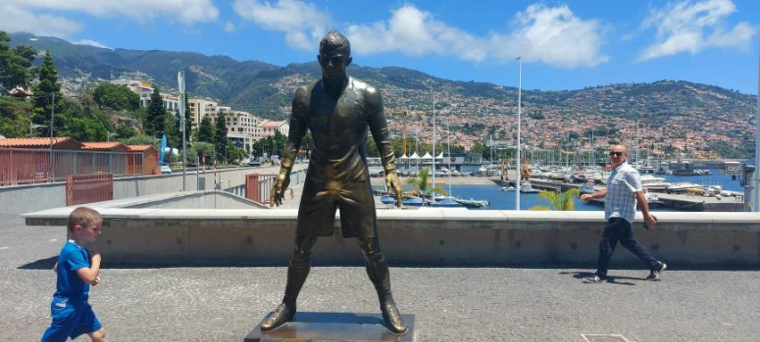 Pomnik piłkarza w rodzimym Funchal.