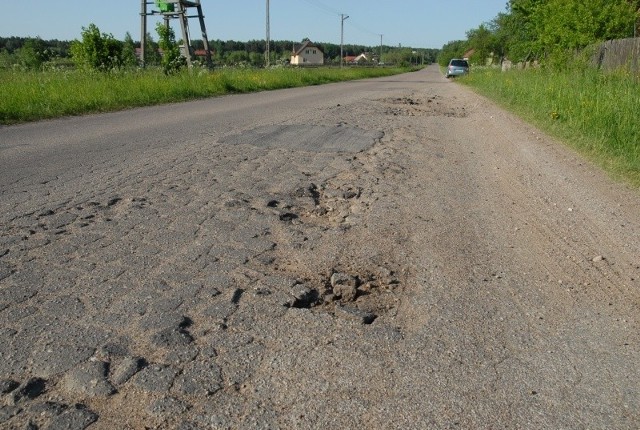 Obecnie czekamy na przegląd stanu dróg przez służby wojewody i nasze. Została już powołana specjalna komisja. Myślę, że do końca lipca będziemy wiedzieli, czy otrzymamy pieniądze na remont naszych dróg.Więcej w papierowym wydaniu Tygodnika Ostrołęckiego