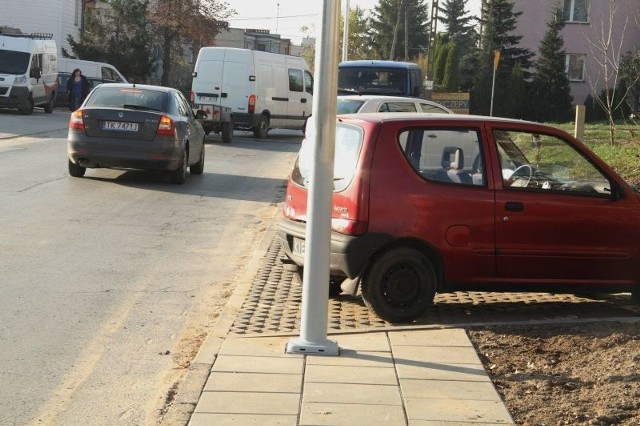 Absurd w Kielcach - chodnik z przerwa na parking