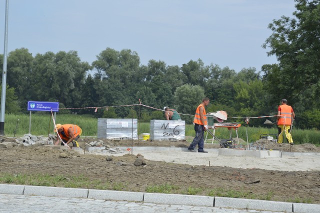 Obecnie na rondzie Niepodległości trwa montowanie masztu