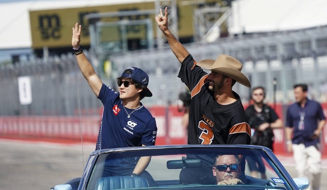 Kierowcy Scuderia AlphaTauri Yuki Tsunoda i Daniel Ricciardo na paradzie przed miedawnym Grand Prix USA na Circuit of the Americas w Austin