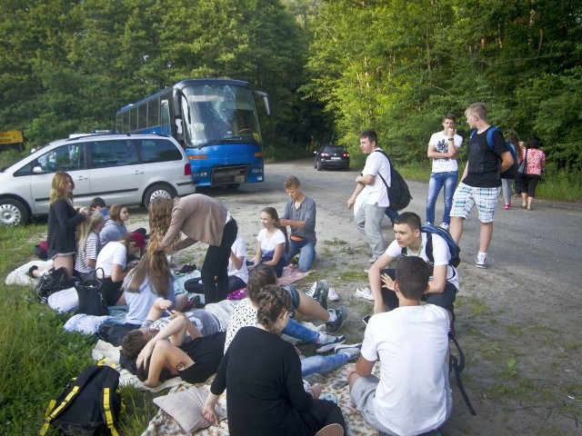 Młodzież czekała na drugi autobus.