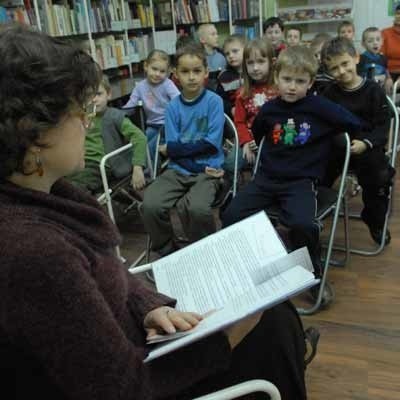 Przedszkolaki z krośnieńskiej &#8222;Trójki&#8221; z uwagą słuchały bajek, które czytała im dyrektor biblioteki Danuta Gzik. 