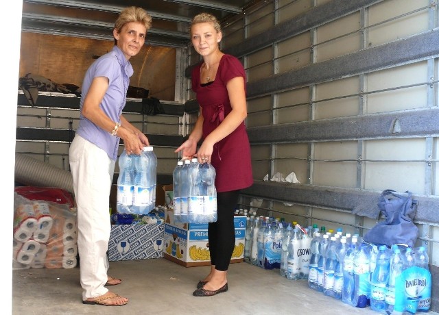 Grażyna Tomczak i Magdalena Garbaś przekazały dary dla powodzian ze Szczurowej.