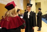 Absolwenci Uniwersytetu Medycznego w Lublinie odebrali dyplomy. Zobacz zdjęcia z uroczystości