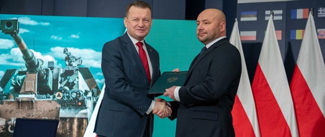 Minister obrony narodowej Mariusz Błaszczak i dyrektor Huty Stalowa Wola Jan Szwedo