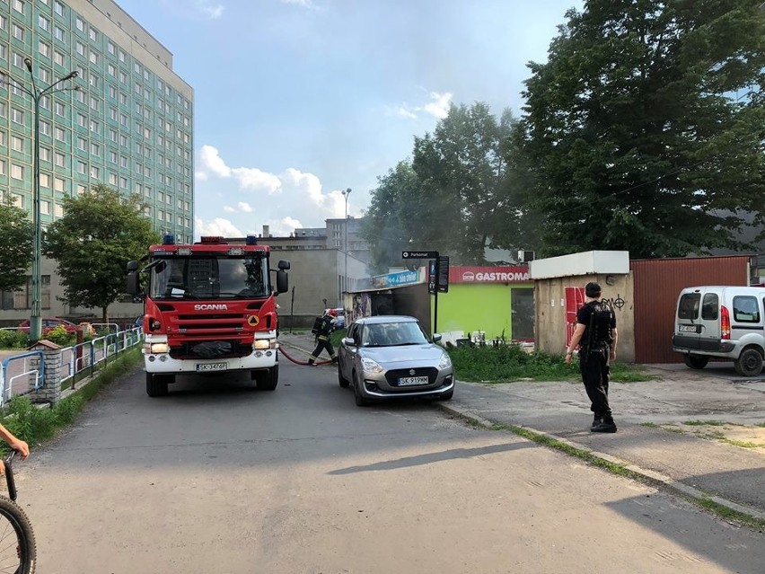 Pożar w centrum Katowic. Kłęby dymu było widać z daleka. Palił się zamknięty kiosk z jedzeniem. Kiedyś był kultowy ZDJĘCIA