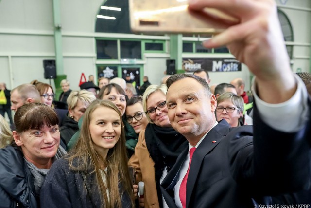 Mieszkańcy Nowego Miasta Lubawskiego chętnie robili sobie zdjęcia z prezydentem Polski, Andrzejem Dudą