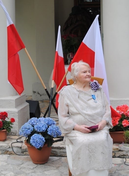 Danuta Wiesława Cieślik, malarka z Bolesławia, odznaczona przez prezydenta Andrzeja Dudę Medalem Stulecia Odzyskanej Niepodległości