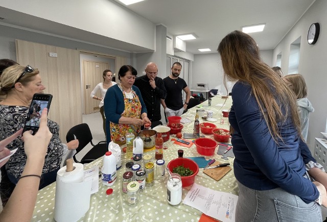 Aktywiści i członkowie stowarzyszenia Nomada zajmują się organizowaniem dla uchodźców pomocy materialnej. Podczas poszukiwania kuchennych sprzętów wysunęli pomysł, by Farida, która lubi gotować, wzięła udział w warsztatach kulinarnych organizowanych w Duosferze, jako instruktorka.