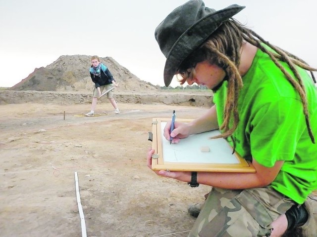 Praca na stanowisku archeologicznym to odrobina kopania i mnóstwo dokumentowania. Wie już coś o tym student Michał Leloch.