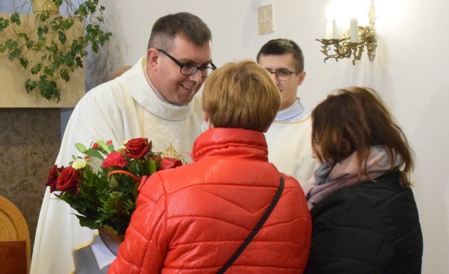 W niedzielę odbyło się uroczyste wprowadzenie nowego proboszcza do parafii pod wezwaniem Dobrego Pasterza w Obicach w gminie Morawica, Nowym proboszczem został Jacek Godzisz, sprawujący do tej pory posługę jako wikary w parafii pw. Świętego Wojciecha w Kielcach. Dotychczasowy zasłużony proboszcz parafii w Obicach, niezwykle lubiany przez wiernych - ksiądz Stanisław Durek odszedł za zasłużoną emeryturę.Uroczysta msza święta wprowadzająca nowego proboszcza księdza Jacka Godzisza była koncelebrowana przez księdza Jana Tusienia proboszcza parafii pw. Św. Wojciecha w Kielcach, proboszcza parafii pw. Św. Trójcy w Jędrzejowie księdza kan. dr Leszka Sztanderę, dziekana dekanatu jędrzejowskiego oraz księdza Jana Ciszka proboszcza parafii pw. Matki Bożej Nieustającej Pomocy w Morawicy i dziekana dekanatu morawickiego. Podczas uroczystości wprowadzenia nowego proboszcza odczytano Dekret biskupa ordynariusza Diecezji Kieleckiej Jana Piotrowskiego, którym mianował ks. Jacka Godzisza proboszczem parafii w Obicach z wszystkimi uprawnieniami w zakresie prawa powszechnego, udzielając jednocześnie pasterskiego błogosławieństwa. - Przyjmujemy dziś księdza do naszego dekanatu. Księże Jacku życzymy dużo łask i błogosławieństwa w tej pracy, której się podejmujesz, a którą zleca nasz pasterz diecezji. Ufamy, że łaska powołania będzie owocowała – mówił proboszcz parafii w Morawicy ksiądz Jan Ciszek, dziekan dekanatu morawickiego, a byli przełożeni księdza Jacka, proboszcz z parafii z Jędrzejowa ks. kan. dr Leszek Sztandera i proboszcz parafii z Kielc ks. Jan Tusień pięknie powiedzieli o księdzu jako ciepłym i oddanym wierze człowieku. - Ksiądz Jacek jest niezwykle ambitnym człowiekiem, który bardzo kocha ludzi – mówili zgodnie.W imieniu parafian nowego proboszcza księdza Jacka Godzisza powitali przedstawiciele delegacji z każdej miejscowości należącej do parafii w Obicach. Byli przedstawiciele z Obic, Drochowa Górnego, Drochowa Dolnego oraz z Chałupek na czele z sołtysami tych miejscowości. - Witamy dziś księdza Jacka w naszej wspólnocie, w miejscu posługi duszpasterskiej, którą na jego drodze kapłańskiej postawił Pan Bóg. Ufamy, że łaska powołania będzie owocowała skuteczną pracą duszpasterską, że umocnisz naszą wiarę i sprawisz, abyśmy codziennie wydawali jej owoce. Życzymy, aby czuł się ksiądz dobrze w naszej wspólnocie, otoczony życzliwością, zrozumieniem i wsparciem, aby nigdy nie zabrakło księdzu wytrwałości i odwagi w budowaniu żywego Kościoła – mówili sołtysi w imieniu parafian podczas uroczystości powitania. - Drogi księże proboszczu, witamy cię serdecznie i powierzamy się twej pasterskiej pieczy – tak witali księdza Jacka delegacja Ochotniczej Straży Pożarnej w Obicach oraz grono pedagogiczne z Zespołu Szkół w Obicach wraz z uczniami.Na stanowisku proboszcza parafii w Obicach ksiądz Jacek Godzisz zastąpił sprawującego tu posługę przez 32 lata, niezwykle zasłużonego i lubianego przez parafian księdza Stanisława Durka, który odszedł na zasłużoną emeryturę. Podczas jego pożegnania, które odbyło się 15 listopada, burmistrz Miasta i Gminy Morawica, Marian Buras, osobiście powitał nowego proboszcza, życząc mu życzliwości, wsparcia i serdeczności ze strony parafian, a także umocnienia duchowego, które pozwoli wykorzystać zdobyte doświadczenie kapłańskie w owocnej posłudze dla Kościoła.Na zakończenie uroczystej Eucharystii ks. Jacek Godzisz złożył podziękowania na ręce księży koncelebrujących mszę świętą, dziękując jednocześnie księdzu dziekanowi Janowi Ciszkowi za ciepłe przyjęcie. Podziękowania złożył także na ręce wszystkich parafian, zapraszając do współpracy i zapewniając jednocześnie, że świątynia w Obicach jest otwarta dla wszystkich.Ksiądz Jacek Godzisz urodził się w 1975 roku w Sokolinie, wyświęcony został w 2000 roku. Ostatnio był wikariuszem w parafii świętego Wojciecha w Kielcach, wcześniej w parafii Trójcy Świętej w Jędrzejowie.Szczegóły uroczystości na kolejnych slajdach. (dor), (PB)