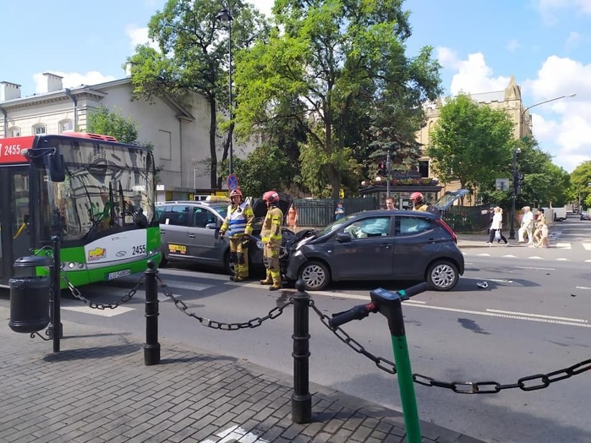 Zderzenie trzech samochodów w centrum Lublina. Utrudnienia w rejonie skrzyżowania ulic 3 maja i Żołnierzy Niepodległej