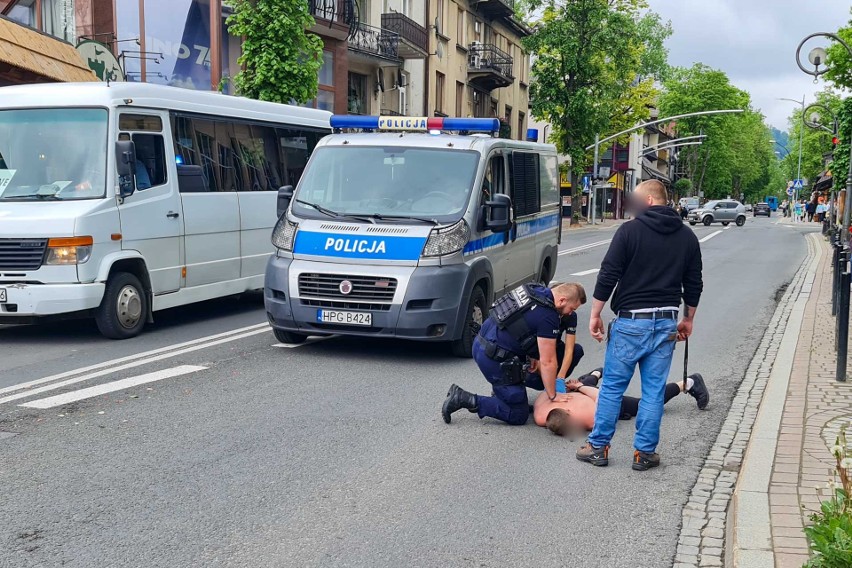 Policjanci zatrzymali agresywnego mężczyznę na Krupówkach....