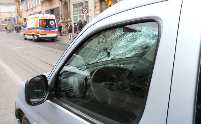 Wypadek na Jedności Narodowej. Kierowca peugeota potrącił trzy osoby na przejściu dla pieszych - 5.11.2015