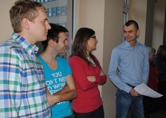 Przed nagraniem, Łukaszowi Bilowi (pierwszy z prawej) dodawali odwagi członkowie Inicjatywy Młodzieżowej.