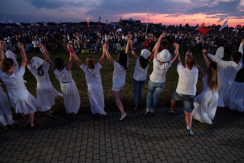 Lednica 2016: Tysiące młodych modli się przed Bramą-Rybą